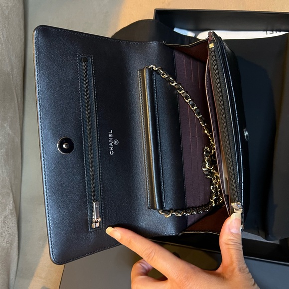 Like new Chanel clutch . Only used for a few hours , no signs of wear. - Picture 4 of 6